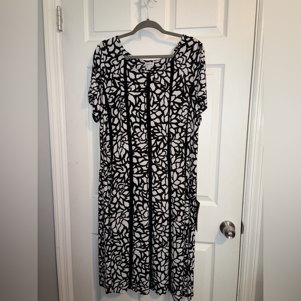 Avenue NWT Black and White Floral-Print Midi Dress with Short Sleeves